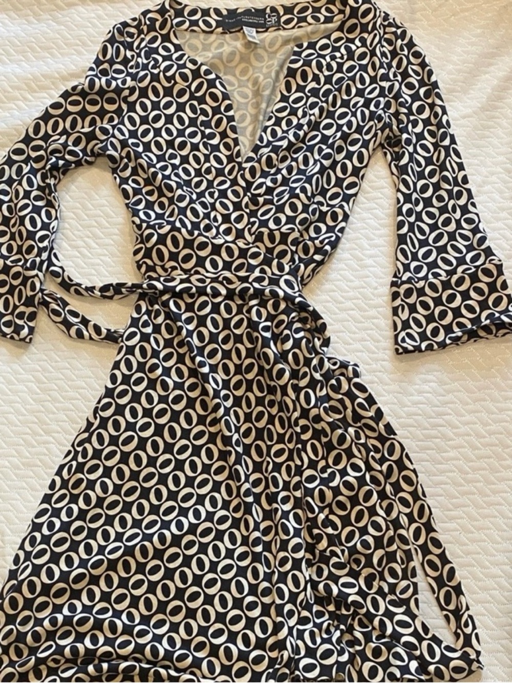 Diane Von Furstenberg 100% Silk Wrap Dress — Black & White Geometric Print - Picture 2 of 3